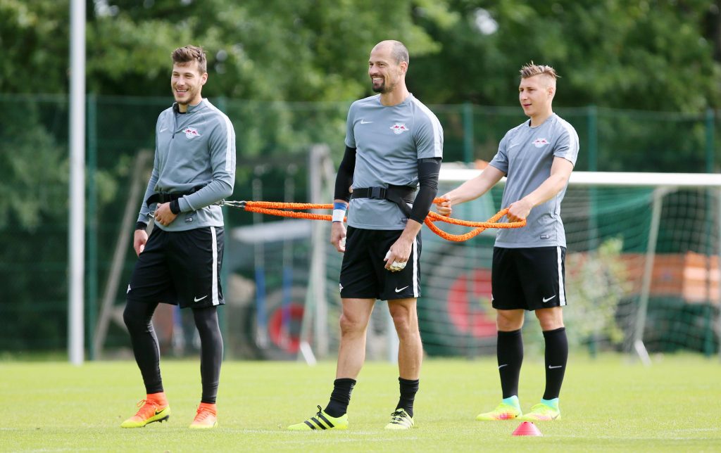 Hüh Torhüterchen, hüh. Für den Kampf um die Nummer 1 lassen sich Fabio Coltorti und Marius Müller ordentlich einspannen.