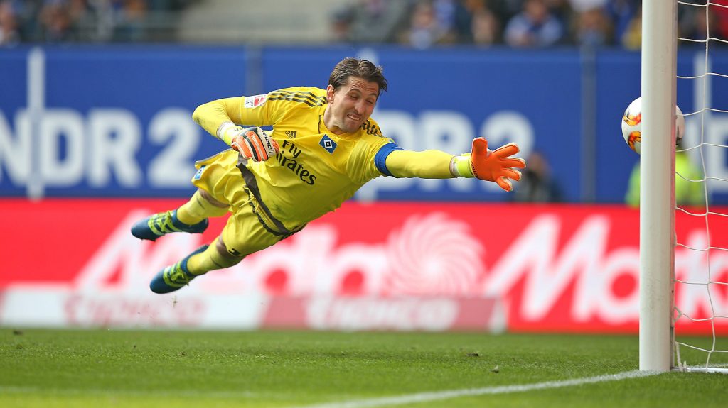 René Adler fliegt oft, aber nicht immer erfolgreich Bällen hinterher.