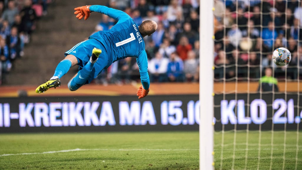 Peter Gulacsi hechtet nach dem Ball.