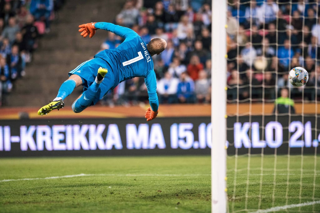 Peter Gulacsi hechtet nach dem Ball.