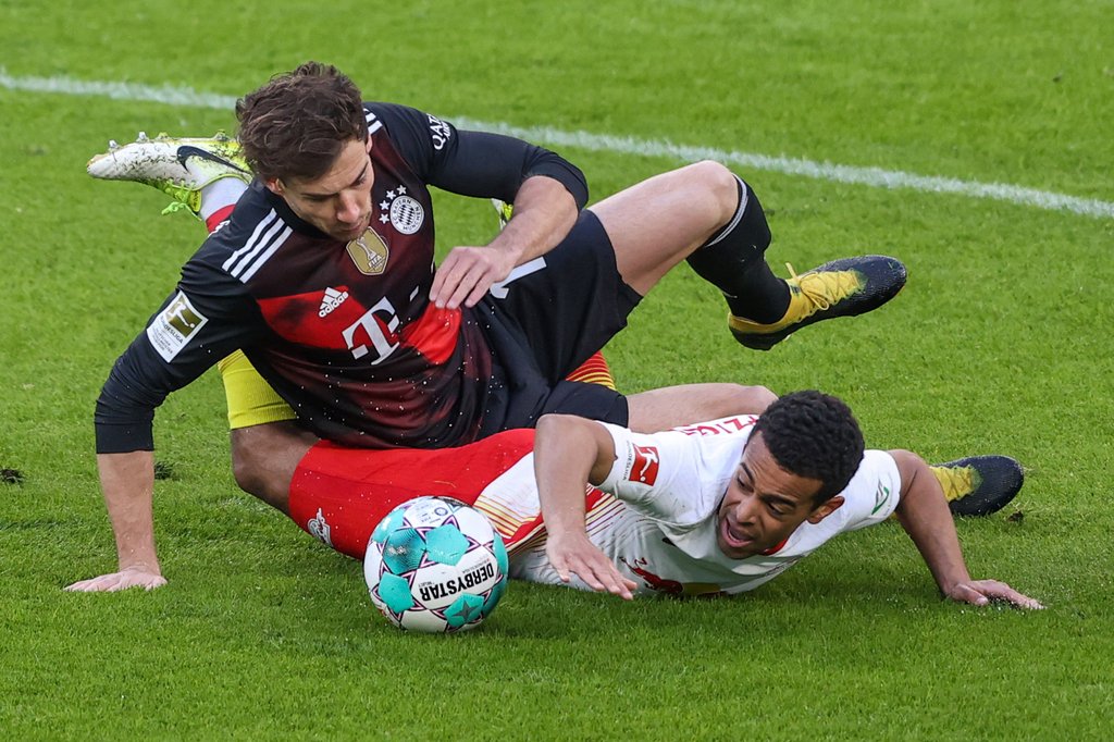 Judo oder Griechisch-Römisch? Tyler Adams gegen Leon Goretzka.