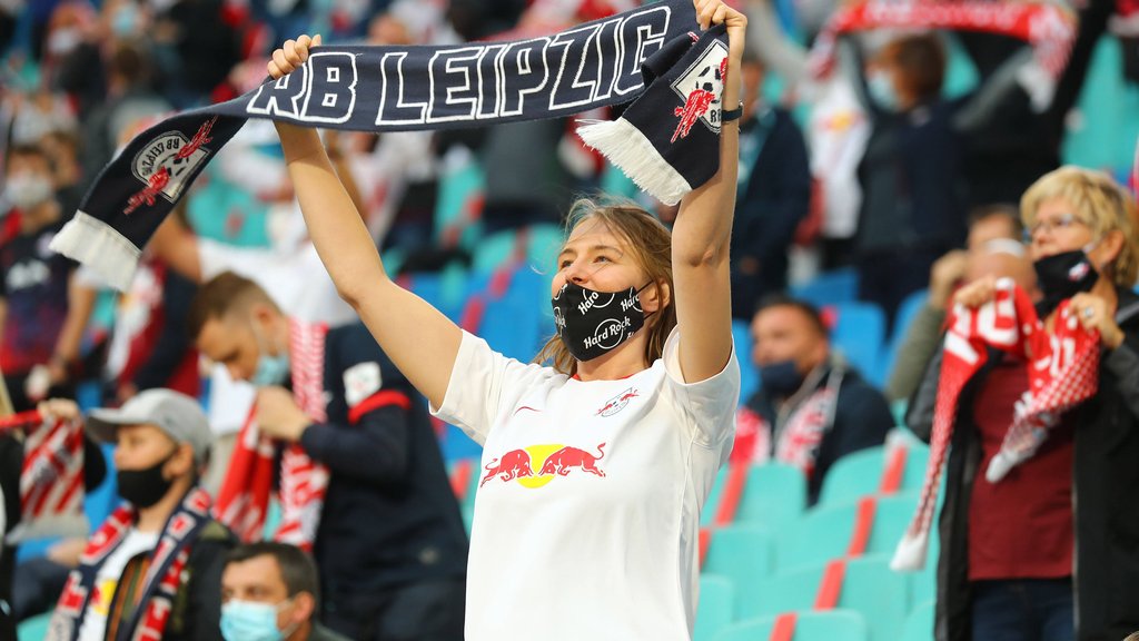 Nicht überall sitzt die Maske richtig: RB-Fans beim Heimspiel gegen Schalke.