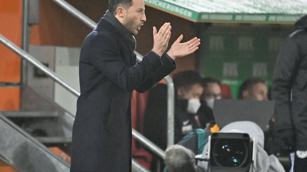 RB Leipzigs Trainer Domenico Tedesco mit viel Herzblut an der Seitenlinie.