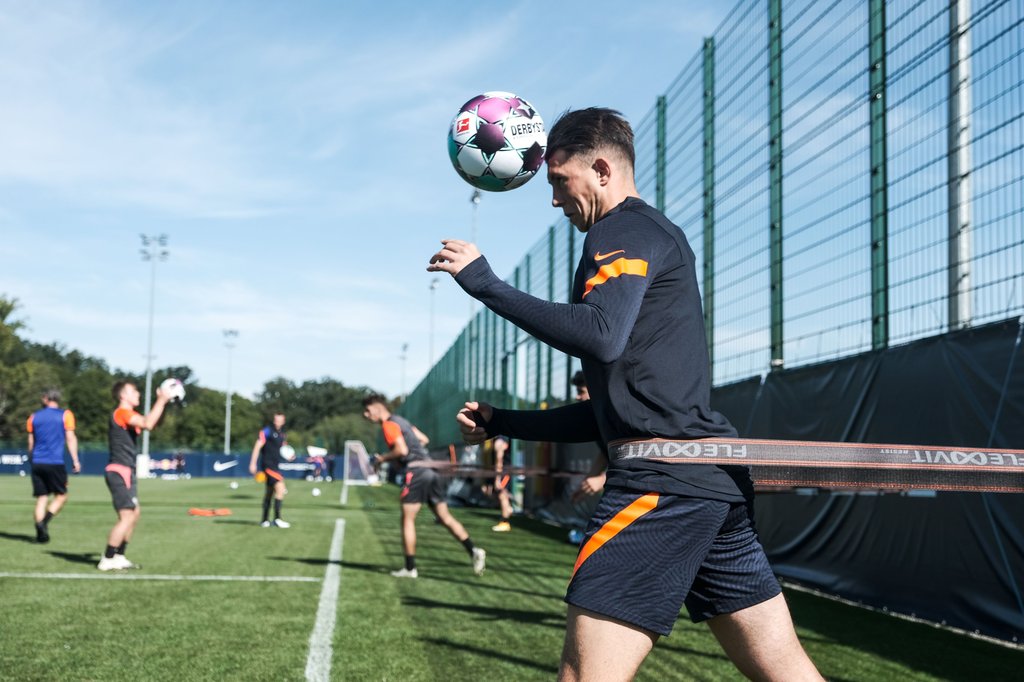 Lazar Samardzic müht sich beim Kopfballtraining mit Gurt ab.
