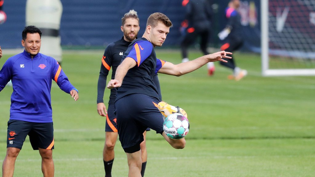 Kann er auch mit der Hacke? Alexander Sörloth bei seinem zweiten Training mit RB Leipzig.