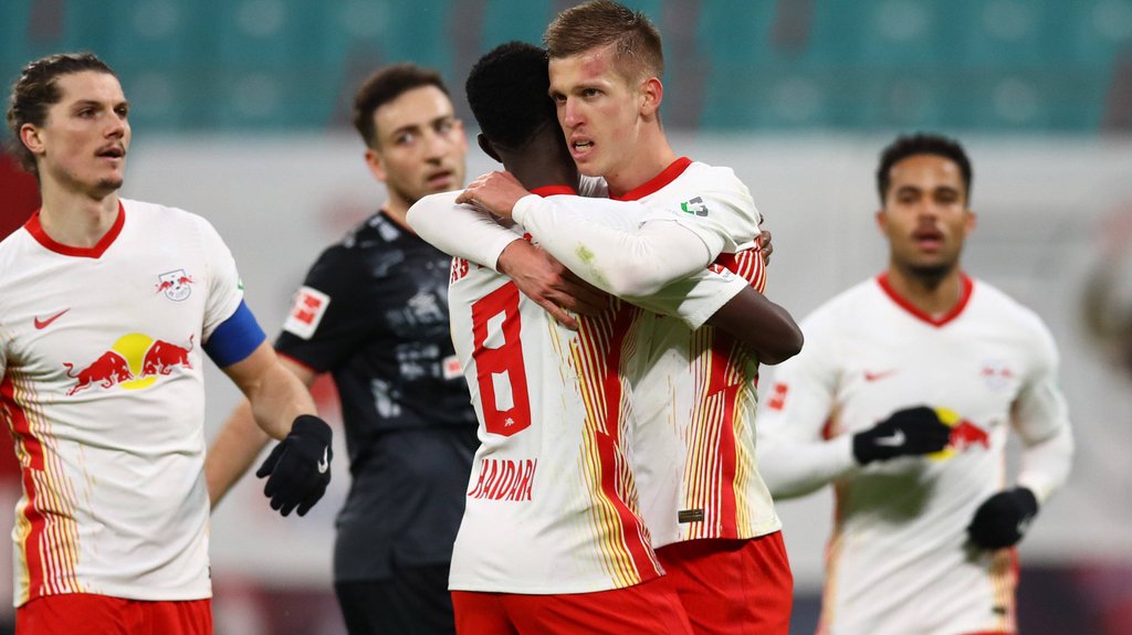 Gier für den Titel: Dani Olmo freut sich mit Kollegen und Beule am Kopf über das 2:0 gegen Werder Bremen.&nbsp;