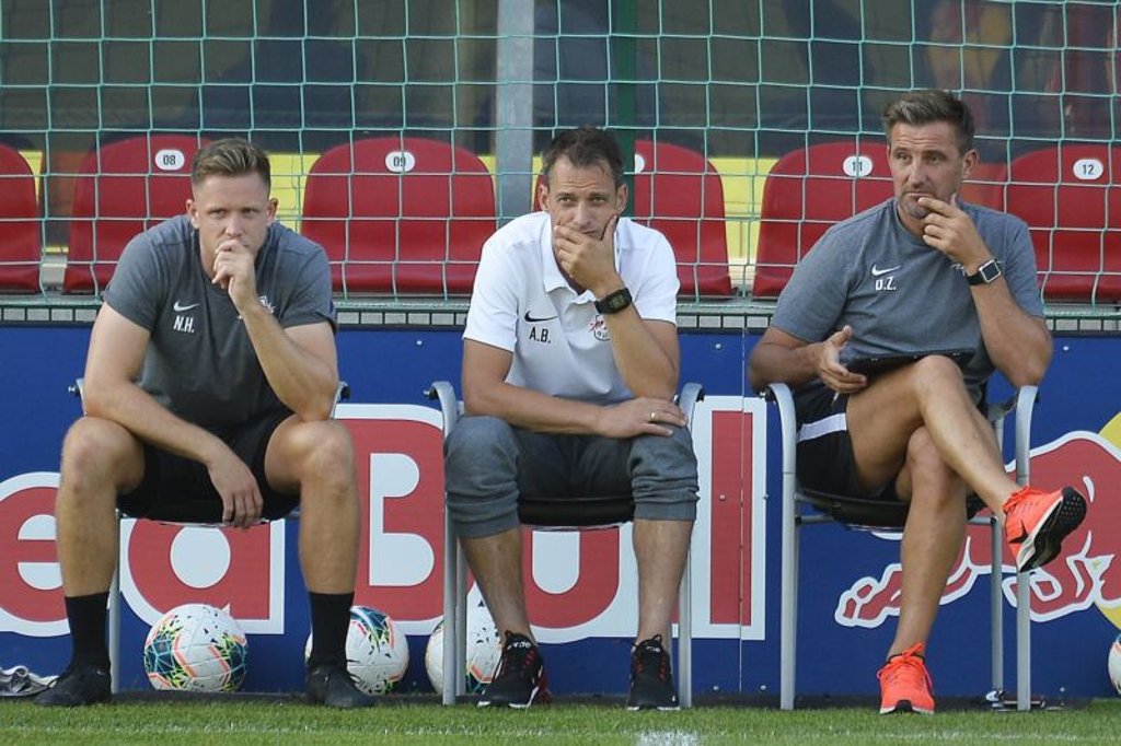 Das Trainerteam der U19 schaute statt dem Spiel gegen FC Energie Cottbus dem Trainingsspielzu.