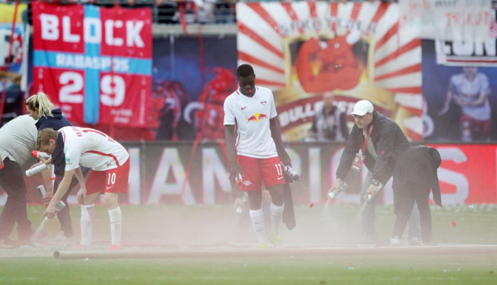 Optisch ansprechend, aber suboptimal für den Rasen der Red Bull Arena: Spieler sprühen nach dem Spiel gegen die Bayern ihre Dankes-Worte direkt auf die Spielfläche.
