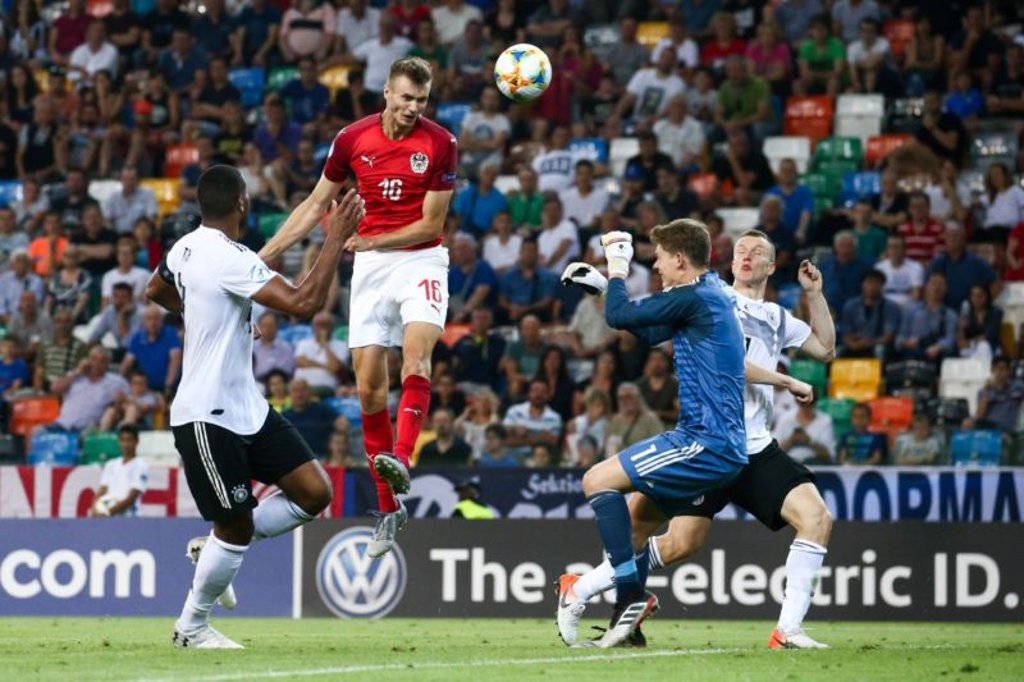 DFB-Schreck Sasa Kalajdzic beim Kopdball, Tah, Nübel und Klostermann (v.l) kommen zu spät.