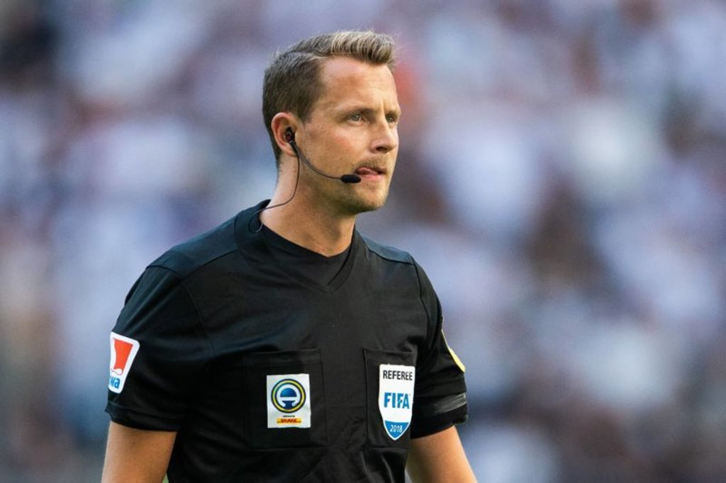 Andreas Ekberg ist Schiedsrichter der Partie zwischen RB Leipzig und Red Bull Salzburg.