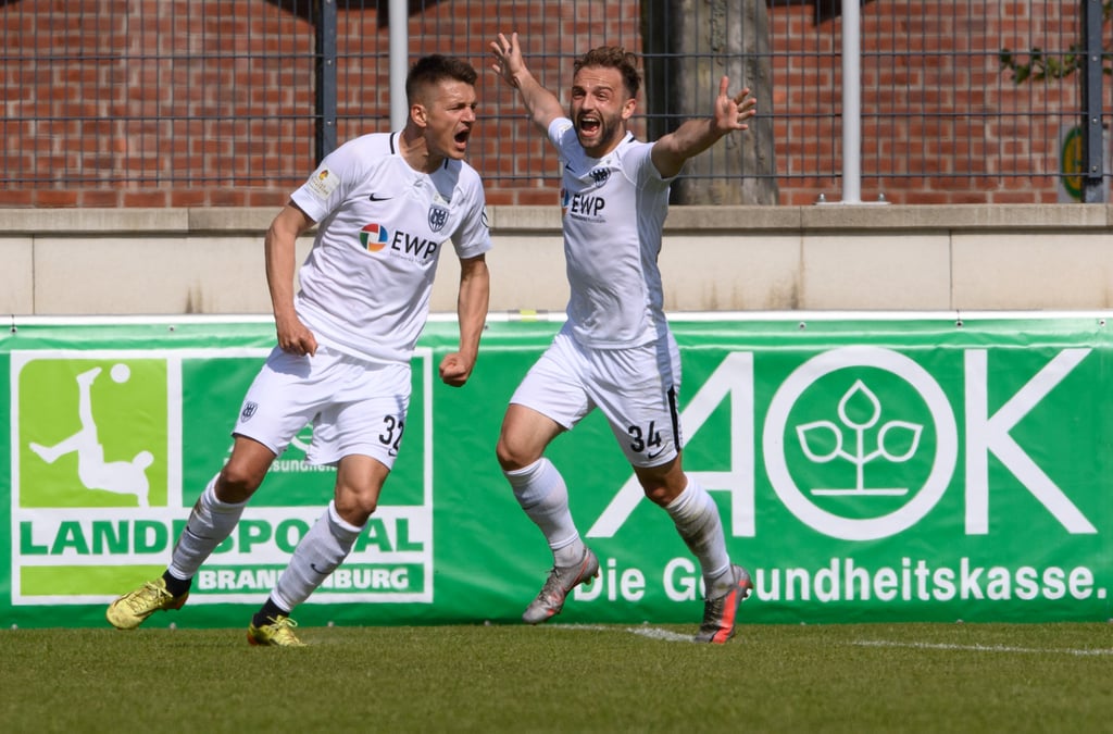 Torschütze Daniel Frahn (l.) und Tobias Dombrowa bejubeln das 2:0 gegen Union Fürstenwalde.