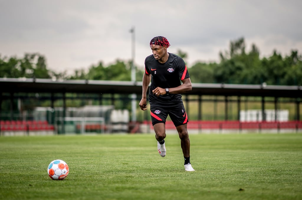 Mohamed Simakan trainiert mit Ball.