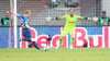 Im Bild v.l.: Fabian Holland (Darmstadt) gegen Torwart Fabio Coltorti (RB Leipzig). 