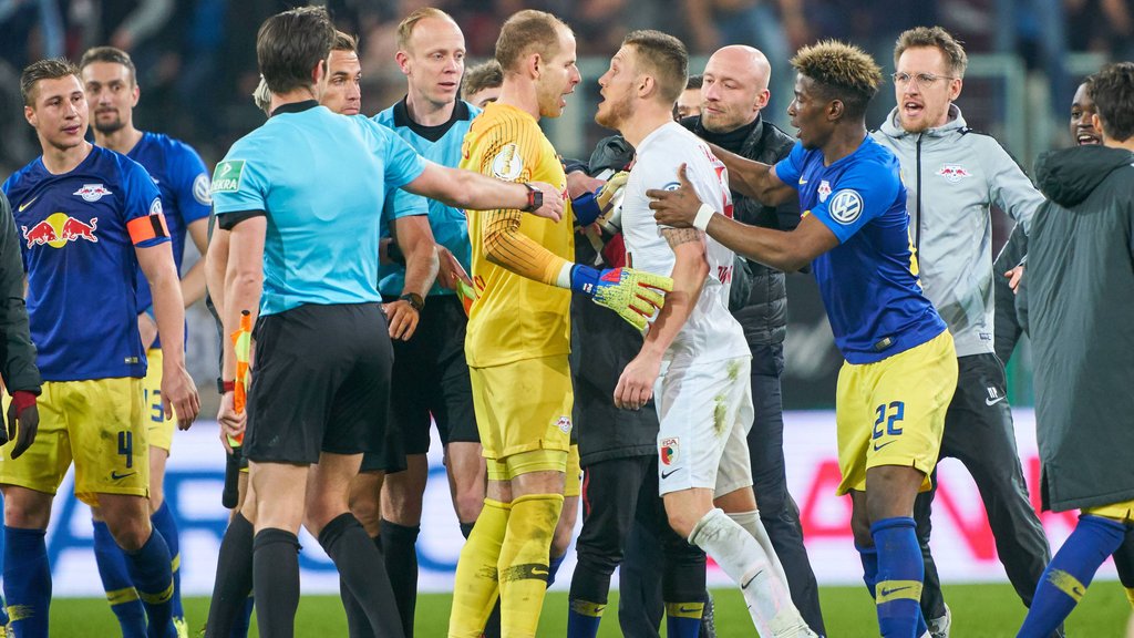 RB-Keeper Peter Gulacsi im Gespräch mit Augsburgs Jeffrey Gouweleeuw 