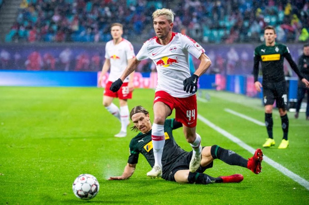 Kevin Kampl lässt Gladbachs Innenverteidiger Michael Lang (links) liegen