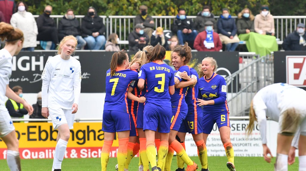 Coup in Dortmund: Jubeltraube der RB-Frauen.