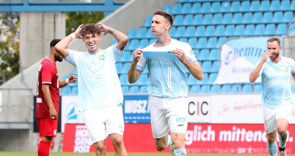 Brust raus: Christian Bickel (Zweiter von Rechts) nach seinem Tor des Monats gegen den Berliner AK. 