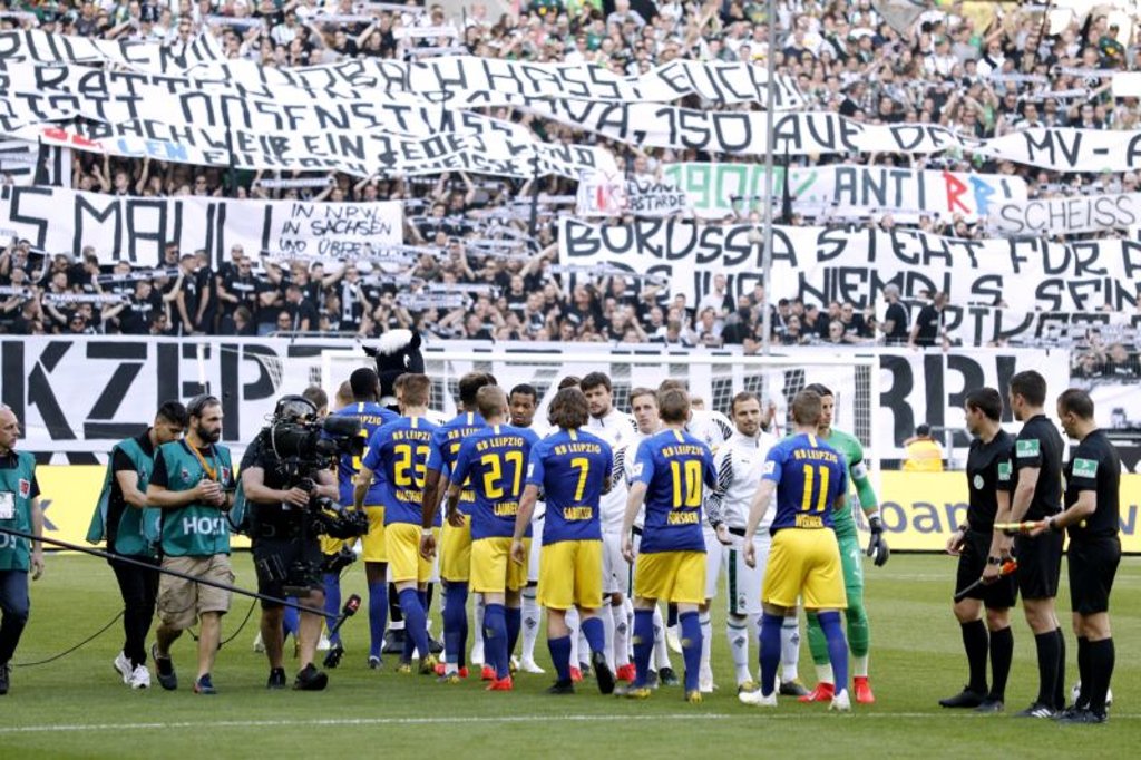 Gladbach-Fans hatten mit Bannern RB Leipzig und Ralf Rangnick übel beleidigt.