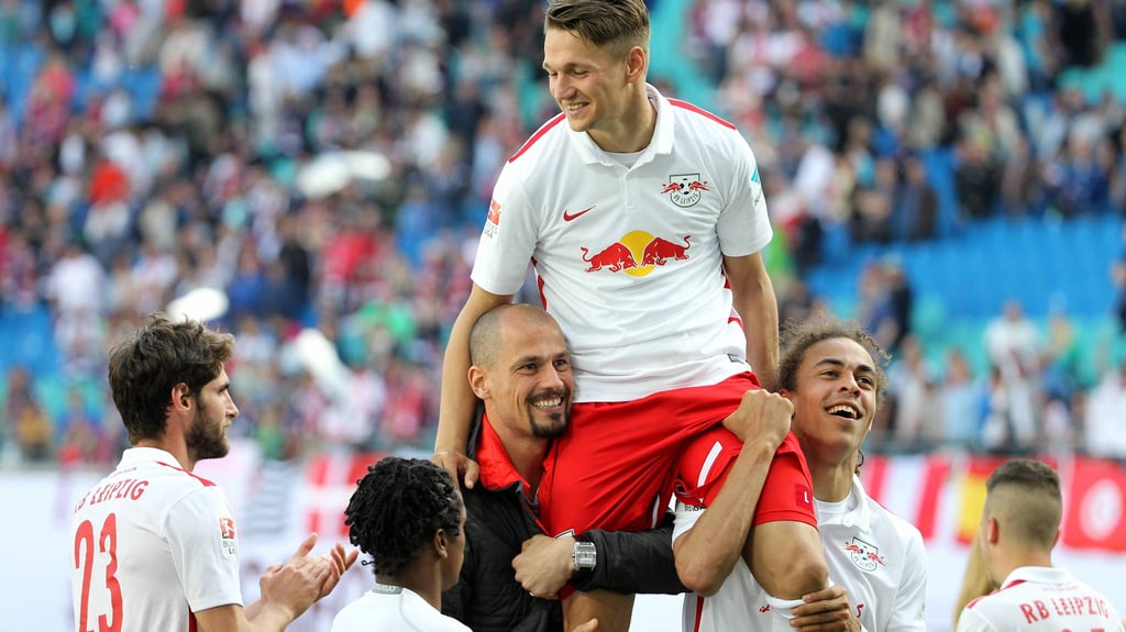 Abschied nach fünf Jahren RB: Daniel Frahn wird Sommer 2015 von Kollegen auf den Händen getragen