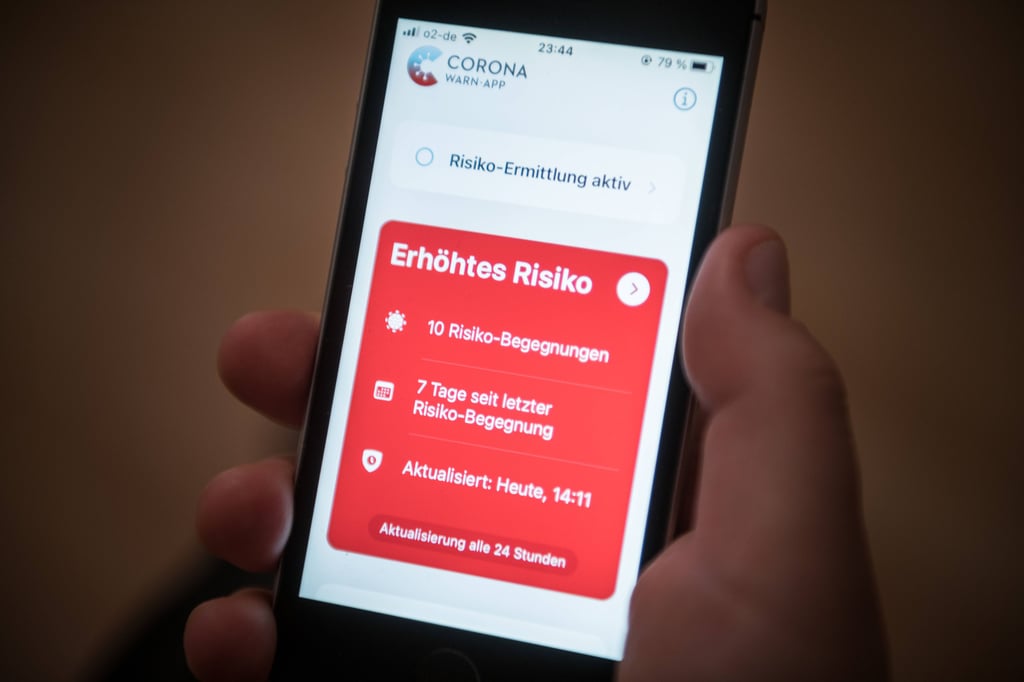 Die Corona-Warn-App zeigt ein erhöhtes Risiko an.