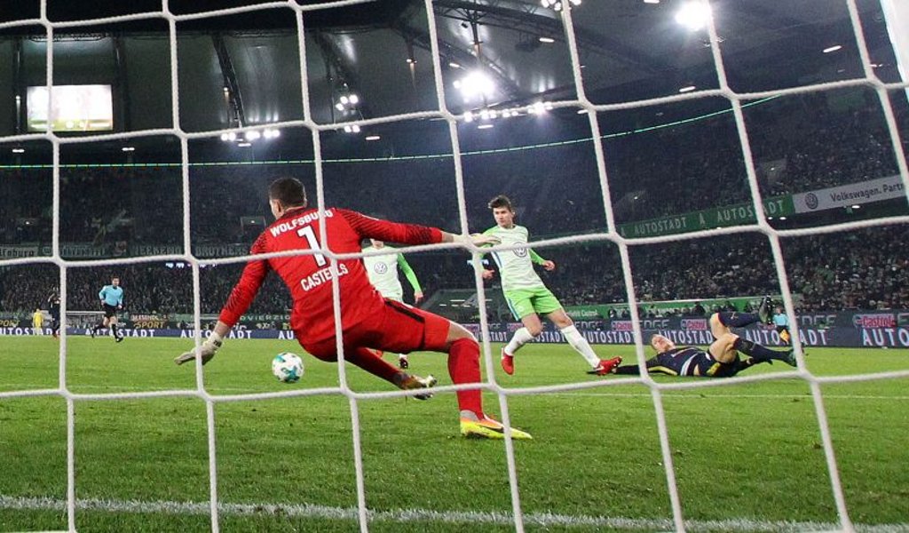 Treffer im Liegen: Marcel Halstenberg rutscht in Yussuf Poulsens Vorlage und trifft zum 1:1