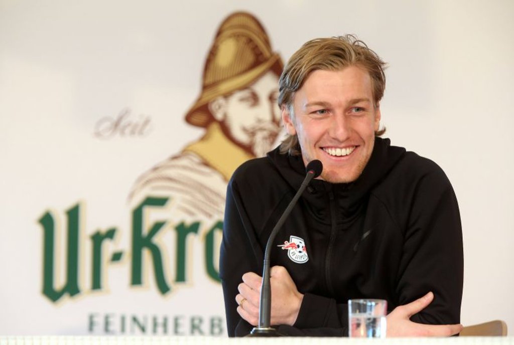 Emil Forsberg auf der Pressekonferenz bei der Brauerei Ur-Krostitzer, einem Sponsor von RB Leipzig.