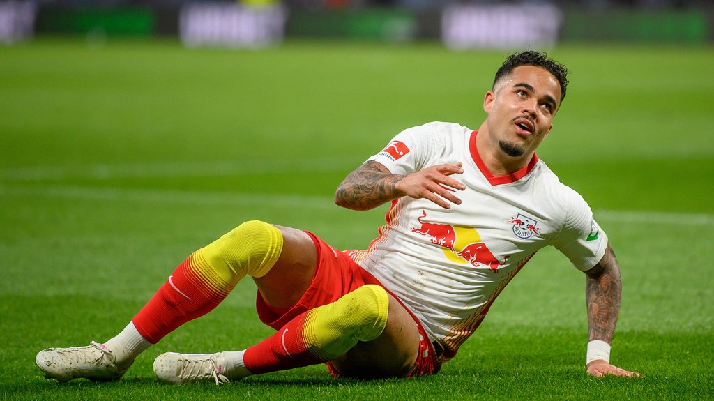 RB Leipzigs Justin Kluivert am Boden.