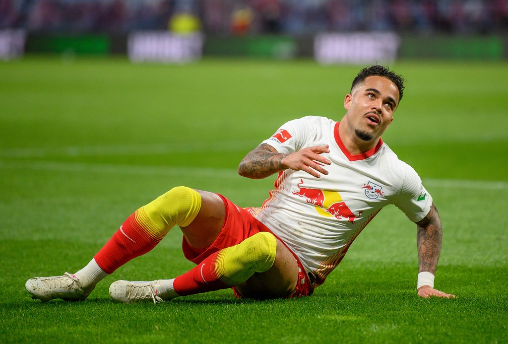 RB Leipzigs Justin Kluivert am Boden.