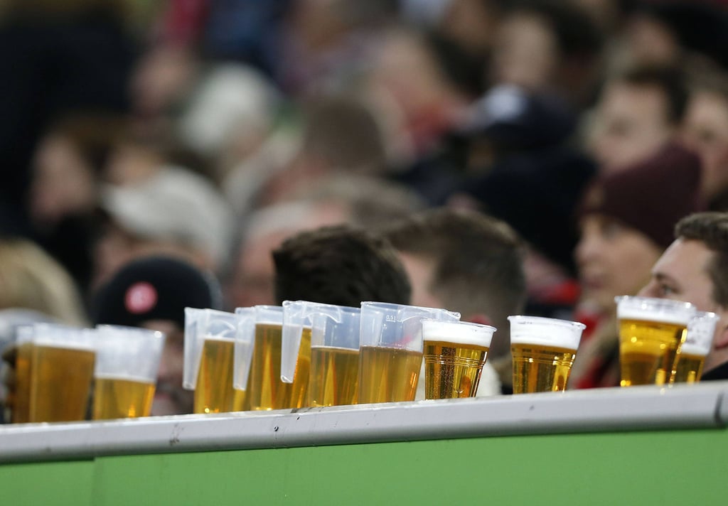 Bier gehört für viele Fans zum Fußball dazu.