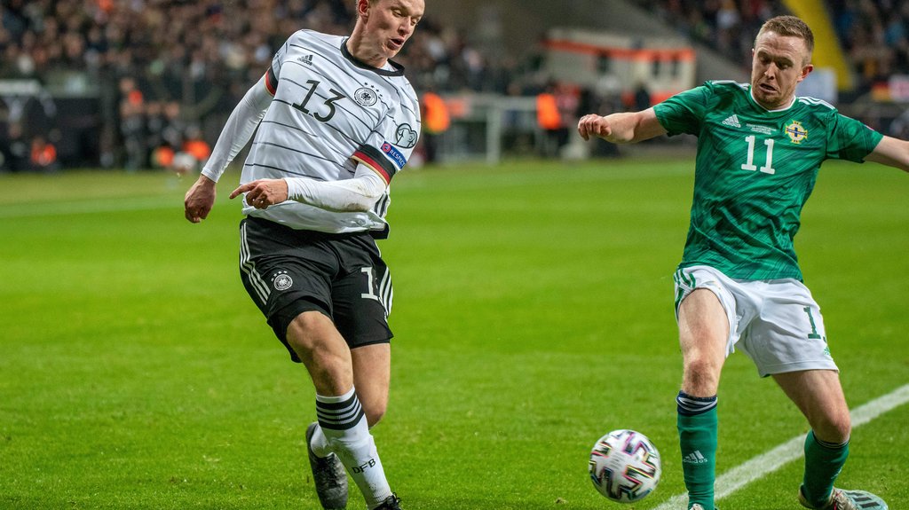 Flügelläufer: Lukas Klostermann gegen Shane Ferguson.