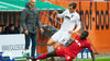 Dayot Upamecano (RB Leipzig) trennt Michael Gregoritsch vom FC Augsburg mit einer Grätsche vom Ball.