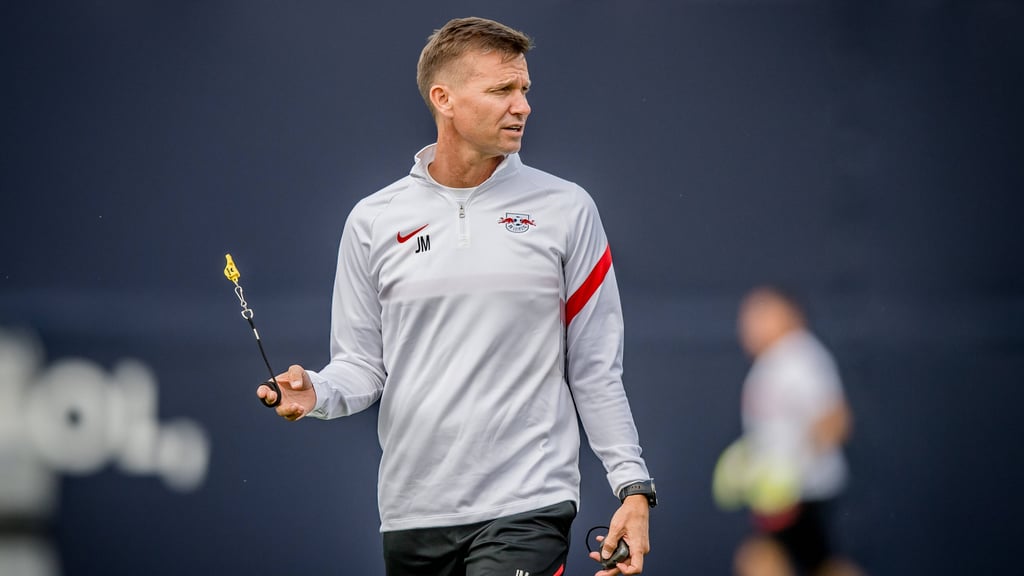 RB Leipzigs Cheftrainer Jesse Marsch beim Training am Cottaweg.