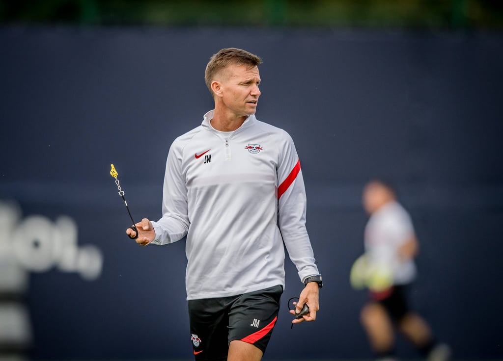 RB Leipzigs Cheftrainer Jesse Marsch beim Training am Cottaweg.