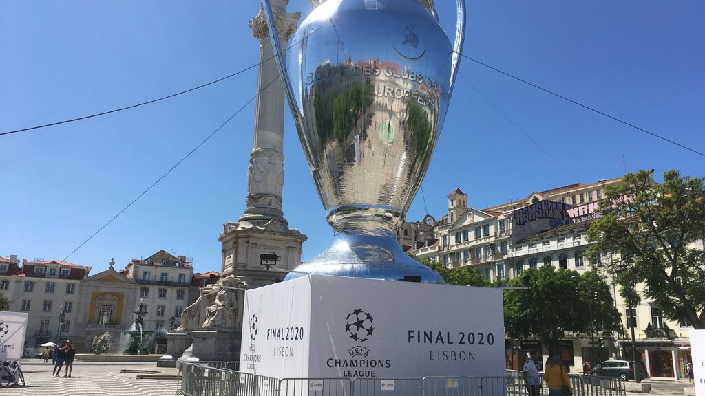 Spiegelt einsam vor sich hin: Der Henkelpott auf dem Praca Dom Pedro in Lissabon.