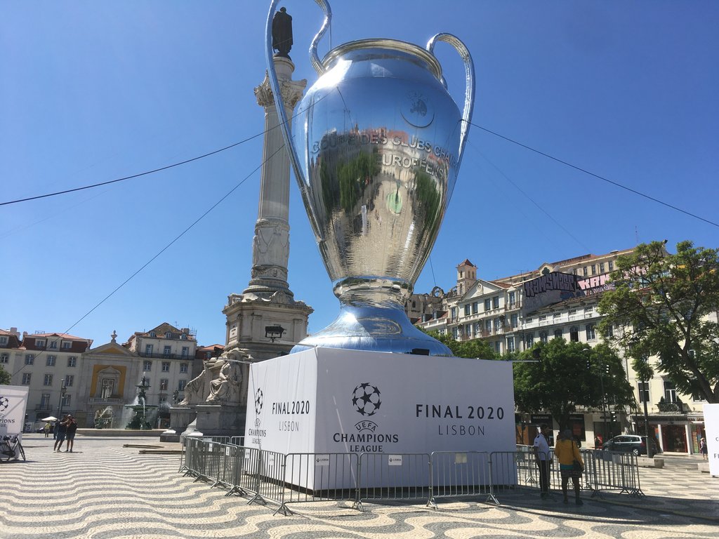 Spiegelt einsam vor sich hin: Der Henkelpott auf dem Praca Dom Pedro in Lissabon.