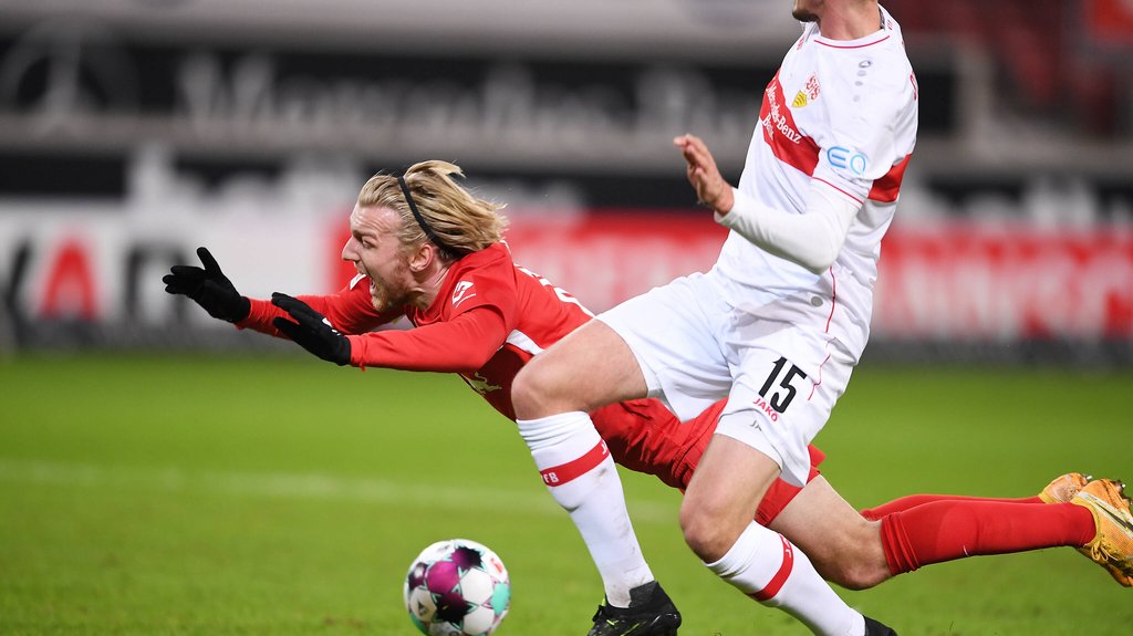 Emil Forsberg (hinten, RB Leipzig) wird von Pascal Stenzel (VfB Stuttgart) im Strafraum gefoult. Oder doch nicht?