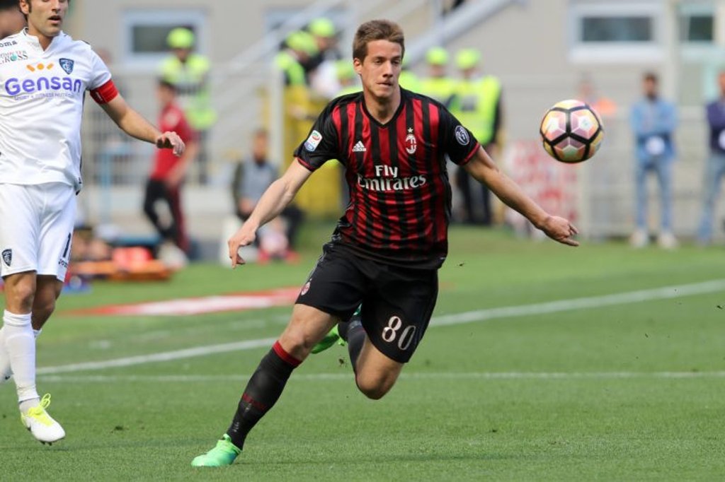 Mario Pasalic vom FC Chelsea (hier für den AC Mailand) soll bei RB Leipzig auf dem Zettel stehen.