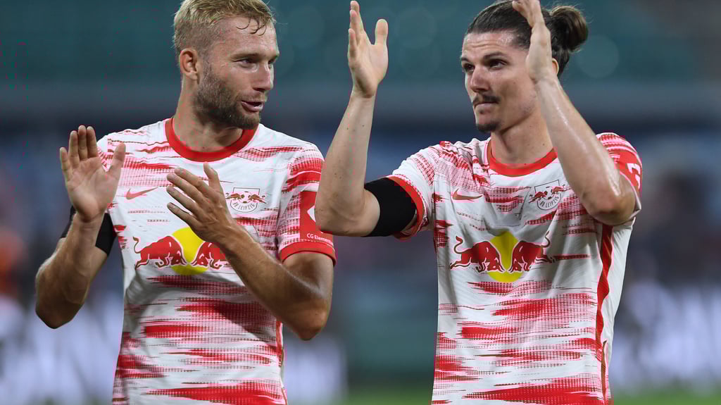 Konrad Laimer und Marcel Sabitzer (r.) spielten gemeinsam zwischen 2017 und 2021&nbsp;bei RB Leipzig.