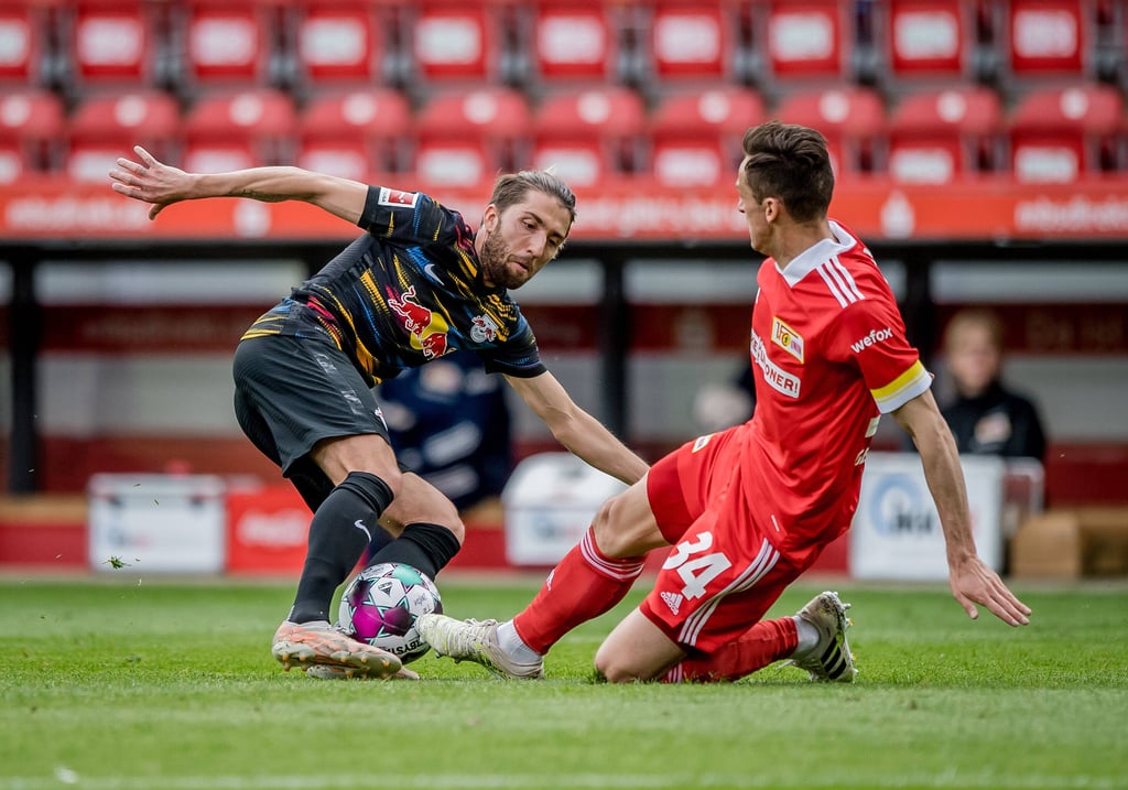 RB Leipzigs Kevin Kampl im Duell mit Christian Gentner (r.) vom 1. FC Union Berlin.