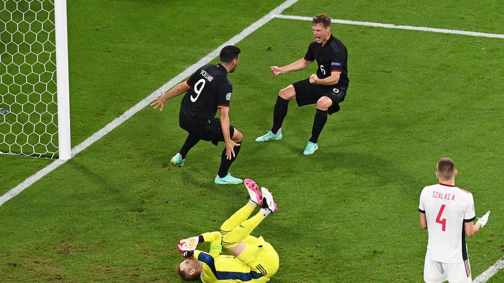 Péer Gulacsi am Boden, Deutschland feiert.