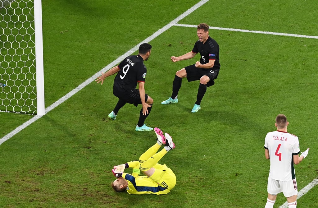 Péer Gulacsi am Boden, Deutschland feiert.
