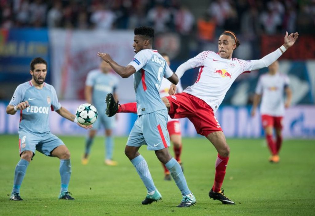 Yussuf Poulsen im Zweikampf gegen Joao Moutinho.