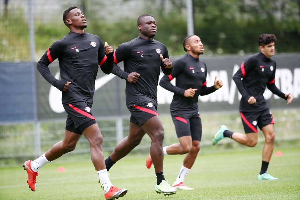 Warmmachen fürs Training: Nordi Mukiele, Brian Brobbey, Christopher Nkunku und Hugo Novoa