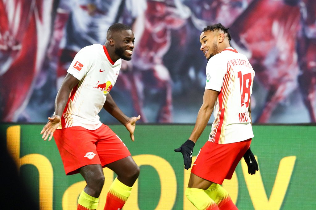 Trés bien! Dayot Upamecano gratuliert Christopher Nkunku (r.) zu dessem Treffer