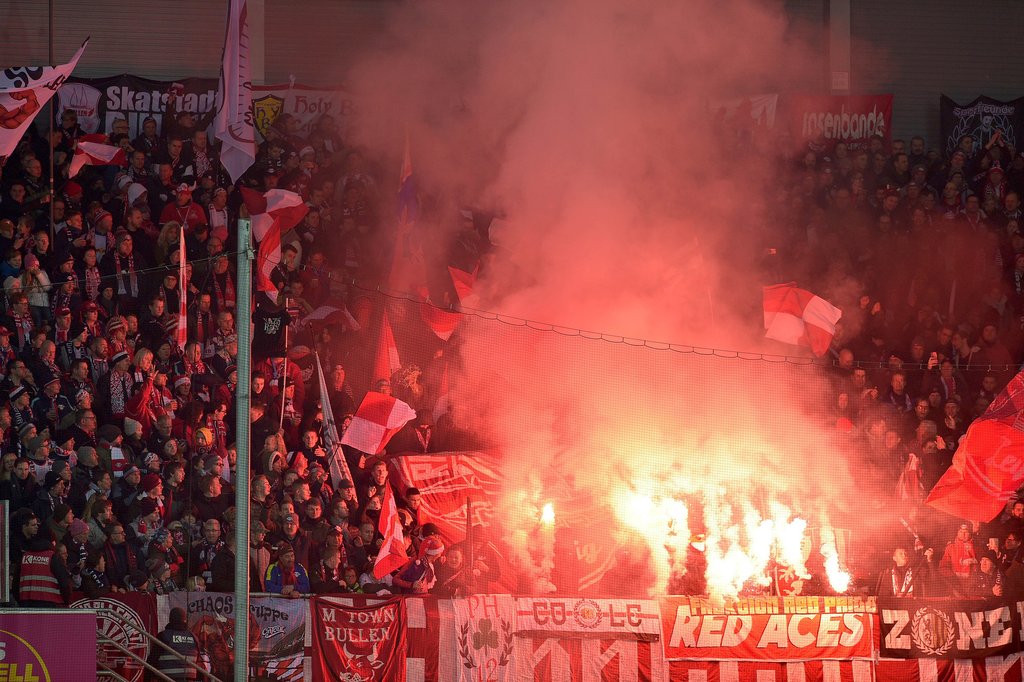 Wo Rauch ist, ist auch Feuer. Der Fanverband von RB Leipzig legt nach der Pyro von Paderborn mit deutlicher Kritik nach.