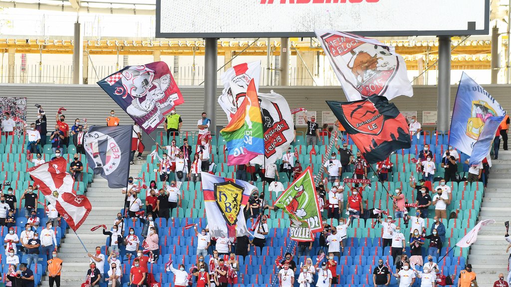 Grüppchenbildung: Der Fanblock von RB Leipzig gegen Mainz 05 im Corona-Modus.