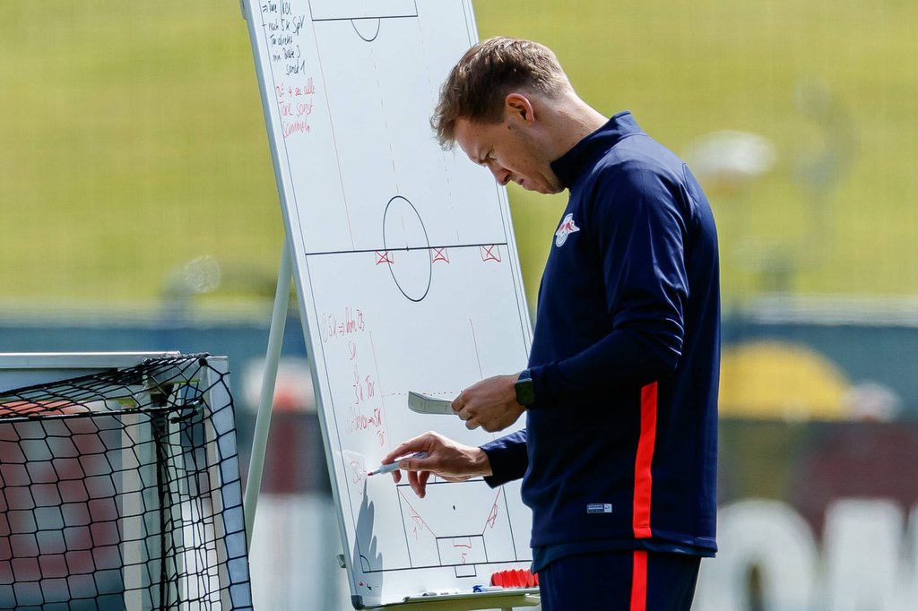 „Es geht einfach darum, seine Philosophie und seine Idee von Fußball durch eine geometrische Anordnung auf dem Feld besser auf den Platz zu bekommen”: Julian Nagelsmann an der Trainingslager-Taktiktafel.