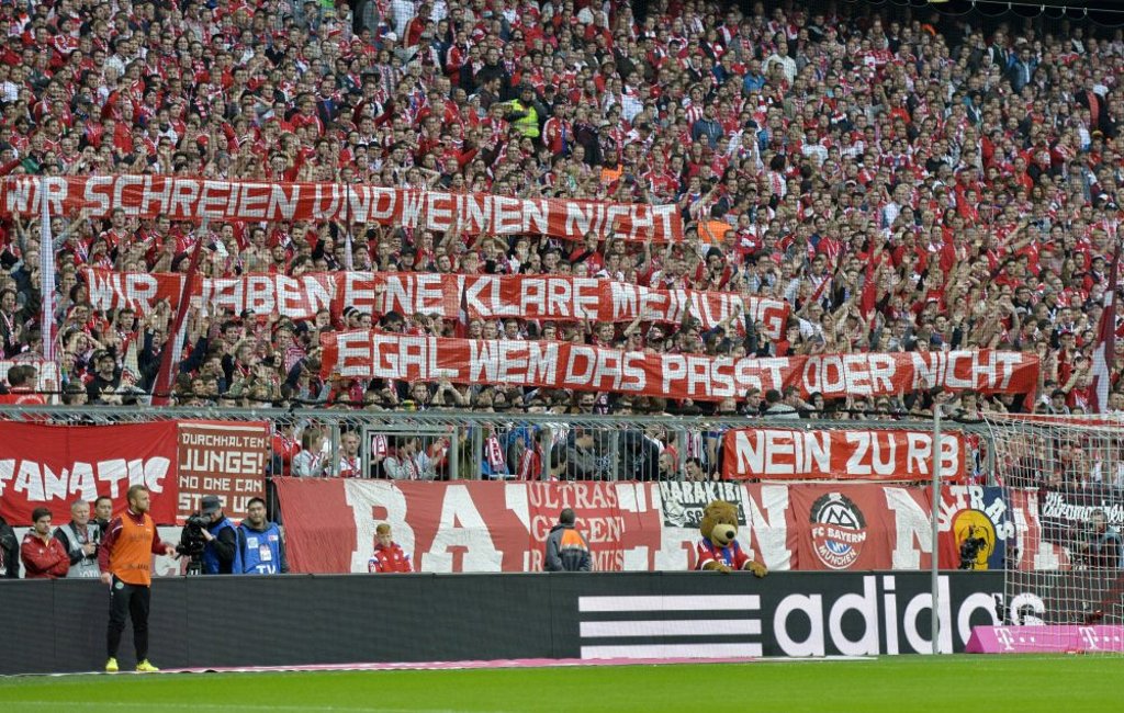 Bayern-Fans vor zwei Jahren mit einem Banner gegen RB. Heute formuliert der Club Nr. 12 Worte dazu.