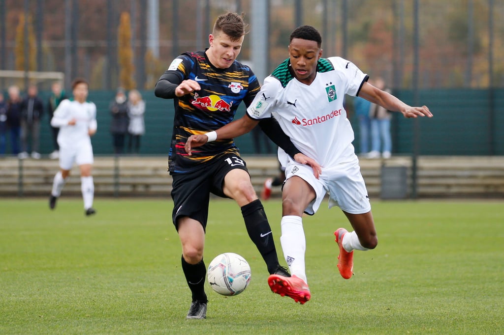 Zweikampf und Spiel gewonnen: Leipzigs Michael Kostka im Pokalviertelfinale gegen Gladbachs Yvandro Borges Sanches