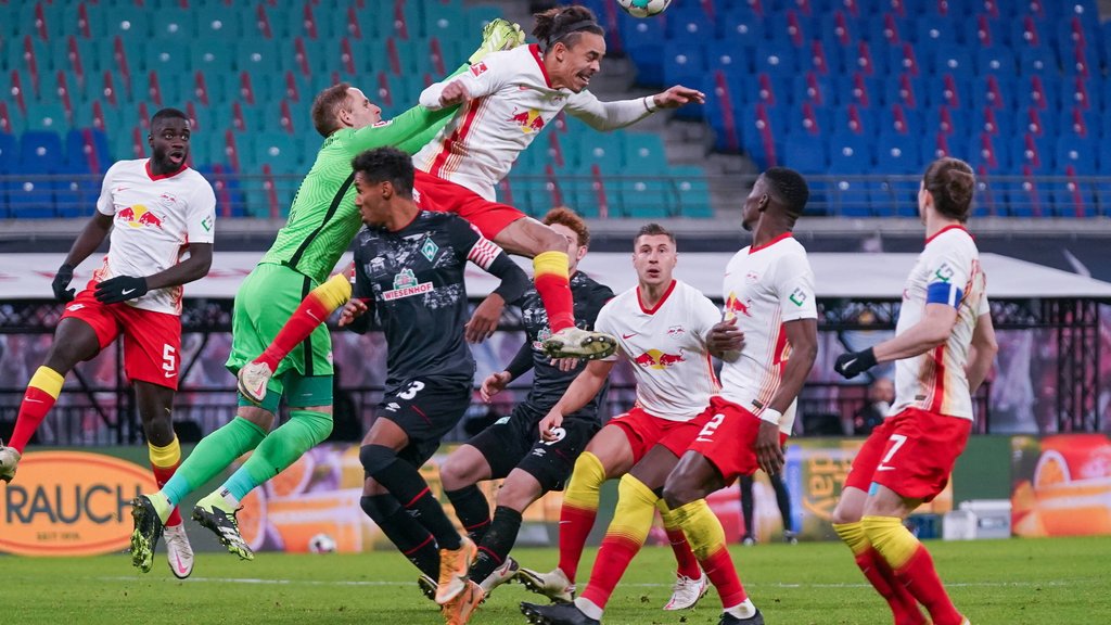 Vereint gegen den Eckball: RB-Keeper Peter Gulacsi und Yussuf Poulsen